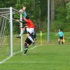 Reisensburgs Keeper Dominik Tausch greift am Ball vorbei und Hakan Kaya (vorne) verwertet diesen Flankenball zur 1:0-Führung für Türk Gücü Lauingen. 