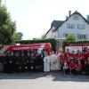 Nach dem Gottesdienst weiht Pfarrer Josef Kühn den neunen Mannschaftstransportwagen der Freiwilligen Feuerwehr Aislingen und den neuen Anhänger des Musikvereins Aislingen.  
