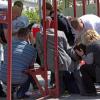 Passanten helfen einem verletzten Opfer nach einer Explosion in Dnjepropetrowsk: Foto: Information Agency Bridge Dnepr/RIA Novosti dpa