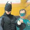 „Batman“ Domo Plesa (links) und „Green Lantern“ Nico Schmid unterstützten so kostümiert vergangene Woche die Günzburger Frauen. Jetzt bündeln sie ihre Kräfte fürs Aufstiegsrennen.  