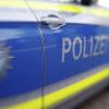 Ein 30 Jahre alter Fußgänger ist in der Nacht zum Samstag in Weilheim von einem Auto erfasst worden. Er erlag seinen Verletzungen. 