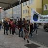 Ursprünglich sollte die Fridays-for-Future-Kundgebung in der Donauwörther Reichsstraße ausschließlich auf dem Gehsteig stattfinden. Aufgrund der vielen Teilnehmer aber wurde dann kurzfristig die eine Hälfte der Fahrbahn für die Demonstranten freigegeben.  	 	