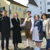 Baron und Baronin von Schaezler (links) begrüßen die Schlossbräuwirte Rick und Ria Pusch, die zuletzt bei ihrer Mutter Rica Friedl (rechts) im Bayerischen Wirt in Lechhausen beschäftigt waren.