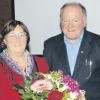 Als Anerkennung für ihr Engagement durfte Kreisvorsitzende Elfriede Brennich von ihrem Stellvertreter Helmut Mayer einen Blumenstrauß entgegen nehmen.  