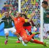 Arjen Robben geht gegen Mexiko zu Boden.