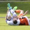 Bitter für den FC Günzburg: Mario Baumgärtner (links) fällt nach einem Foul wochenlang aus. Genützt hat es wenig. Gegen Andreas Schiefele (rechts) und den SV Mindelzell reichte es nur zu einem 1:1. 	