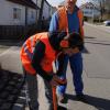 Seit gut vier Monaten werden bei Wasserproben im Türkheimer Leitungsnetz immer wieder coliforme Bakterien festgestellt. Unser Archivfoto entstand schon im März, als Bauhof-Mitarbeiter Wilfried Wenninger (hinten) und Sebastian Huscher vom Wasserwerk das Türkheimer Leitungsnetz überwachten. 