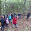 Für den Waldkindergarten legte der Baarer Gemeinderat die Öffnungszeiten fest. Bei der Eröffnung kürzlich führte Förster Jakob Michl durch den Wald. 