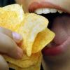 Kartoffelchips sind ein gutes Beispiel für "leere" Kalorien: Sie enthalten viel Energie, aber wenig Nährstoffe. Demnach rät man beim Abnehmen von solchem Verzehr ab.
