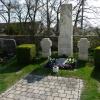 Im Friedhof von Zirgesheim erinnert eine Gedenkstätte an die Gefallenen der beiden Weltkriege: liegend die Tafel für 1914/18, rechts und links die Kreuze mit den Opfern der Jahre 1941 bis 1945 und den Vermissten.