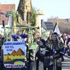 Ausgefallene Kostüme und aufwendig gestaltete Wagen: Der Faschingsumzug in Landensberg ließ Jung und Alt am Straßenrand staunen. Mehr als 50 Gruppen nahmen teil.