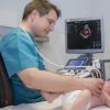 Oberarzt Dr. Med. Alexander Praus vom Josefinum bei einer Ultraschalluntersuchung des Herzens bei einem Baby.