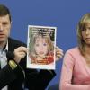 Kate und Gerry McCann zeigen während einer Pressekonferenz im Juni ein Bild ihrer verschwundenen Tochter Madeleine.