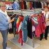 Bevor der Rot-Kreuz-Laden seine Türen öffnet, sortieren an diesem Tag (von links) Anne Schmieder, Vroni Paul-Weber und Erika Kalischek die neuen Kleidungsstücke.