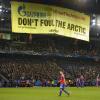 Durch die Greenpeace-Aktion wurde das Spiel in Basel unterbrochen.