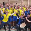 Zusammen mit den mitgereisten Fans bejubelten die Volleyballer des SV Salamander Türkheim den Sieg beim Relegationsturnier in Kempten und den damit verbundenen Aufstieg in die Bezirksliga. 
