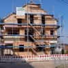 Der Neubau eines Mehrfamilienhauses in Holzheim ist vom Landratsamt wegen verschiedener Abweichungen von der Planung eingestellt worden.