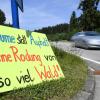 Bei den  Protesten gegen den Ausbau der  Staatsstraße 2036 zwischen Heretsried und Holzhausen   sind auch Plakate im Einsatz.
