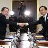 Südkoreas Vereinigungsminister und Delegationsleiter Cho Myoung Gyon r und sein nordkoreanischer Amtskollege Ri Son Gwon geben sich die Hand.
