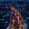 Ein beeindruckendes Bild von oben: Tausende Menschen feiern bei den Augsburger Sommernächten.