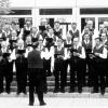 Beim Tag des Liedes 1983 begeisterten die Sänger ihre Zuhörer vor dem Kissinger Schulgebäude.  