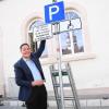 Dieter Henle (parteilos), Oberbürgermeister der Stadt Giengen an der Brenz, steht vor seinem Dienstparkplatz.