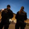 Einsatzkräfte der Polizei stehen nach den Ausschreitungen in Stuttgart auf dem Schlossplatz. Gewalttätige Kleingruppen hatten in der Nacht zum Sonntag die Innenstadt verwüstet.