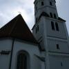 Der Turm der Aichacher Stadtpfarrkirche ist gerade für Renovierungsarbeiten eingerüstet. Auf das Gerüst kletterten in der Nacht auf Samstag vier junge Männer. (Archivbild)