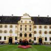 Die Aufnahme zeigt das Schloss des badischen Adelshauses in Salem (Bodenseekreis) (Foto vom 25.09.2006). Auf einer Pressekonferenz am Donnerstag (28.09.2006) in Stuttgart werden der baden-württembergische Finanzminister Stratthaus und Kunstminister Frankenberg (beide CDU) zum Streit um den geplanten Verkauf badischer Kulturschätze Stellung nehmen. Mit dem Erlös aus den Verkäufen soll das Schloss Salem dauerhaft erhalten werden. Foto: Patrick Seeger dpa/lsw +++(c) dpa - Bildfunk+++