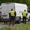 Polizeibeamte überprüfen einen Kleintransporter bei einer Kontrolle gegen Schleuserkriminalität. In Augsburg stehen jetzt fünf Männer vor Gericht, die Teile eines Schleuser-Rings gewesen sein sollen.