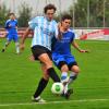 Im Schlagerspiel der Kreisklasse Aichach bezwang der TSV Inchenhofen den SSV Alsmoos-Petersdorf mit 2:1. Hier hatte Günther Schulz (SSV/rechts) das Nachsehen gegen Fabian Birzl aus Inchenhofen.  Foto: Peter Appel