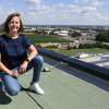 Carolin Roschmann auf dem Dach des Gebäudes. Bei gutem Wetter kann man von dort aus auch die Alpen sehen. 