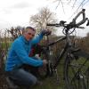 Alurahmen, 26-Zoll-Räder, Triathlonlenker: Der Ziemetshauser Raimund Kraus überprüft die Technik seines Rades, das ihn quer durch Südamerika tragen soll.