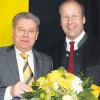 Am Ende gab es Blumen für jeden: In Wehringen gratulierte Martin Sailer (rechts) Eduard Oswald zum Amt des Bundestags-Vizepräsidenten. Und Oswald gratulierte Sailer zum großen Vertrauensbeweis.  