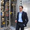 Hier kommt grüner Wasserstoff her: Dominik Heiß, Geschäftsführer von H-Tec-Systems, vor einem Elektrolyseur.