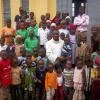 Pfarrer Viktor Mordi ist die Sorge um die Waisenkinder eine Herzensangelegenheit. Unser Bild zeigt ihn nach der Messe mit Kindern in Katsina in Nigeria.