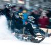 Teilnehmer des traditionellen Hornschlittenrennes rasen in Garmisch-Partenkirchen die Piste hinab. 