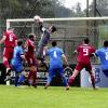 Glötts Keeper Dominik Trenker klärt hier vor Lucas Tesar (Nummer 6) und Manuel Fischer (13): Beim Hinspiel in Glött erreichten die Gäste aus Weisingen dennoch ein 2:2-Remis. Nach ihrer jüngsten Siegesserie sind nun aber die Lilien der klare Favorit im Aschberg-Derby beim FCW. Foto: Karl Aumiller