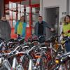 Sie halfen mit, dass 18 Kinderfahrräder aus Beständen der Stadt Illertissen an Familien, die bei der Tafel einkaufen, gespendet werden: (von links) Stefanie Böttcher, Ulrike Tiefenbach, Roland Stier und Christine Merkle.