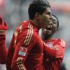 Die Bayern Mario Gomez (l) und David Alaba feiern die frühe Führung gegen Lautern.  