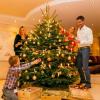 Früher brachte das Christkind den Baum, jetzt hilft die ganze Familie zusammen: Sohn Noah, Mama Pia, Tochter Alina und Christian Henze (v.l.). In diesem Jahr steht der Christbaum im Wohnzimmer, in den Vorjahren war er in der Eingangshalle.