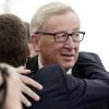 Geschafft: Jean-Claude Juncker lässt sich herzen. Lange musste er zittern. Erst bei der Wahl. Dann um die Macht. Und am Ende um sein Team. Doch der Luxemburger hat es geschafft. Er wird neuer Präsident der EU-Kommission.  
