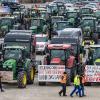 In Straubing versammeln sich Traktoren während einer Demonstration von Landwirten am Großparkplatz Am Hagen.