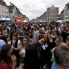 Die schönsten Tage des Sommers sind zurück - Augsburg feiert seine Sommernächte. Schon am ersten Abend waren tausende Besucher in der Innenstadt unterwegs.
