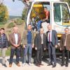 Spatenstich ganz ohne Spaten. Die symbolische „erste Baggerschaufel“ zum Start der Straßenbauarbeiten in Mindelau hob Baggerfahrer Sebastian Paul aus. Unser Foto zeigt ihn mit (von links): Alexander Martin, Stefan Steinbacher, Tobias Lutzenberger, Stephan Winter, Hans-Joachim Weirather, Walter Pleiner, Karl-Heinz Eierle und Michele Mongella. 