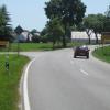Am westlichen Ortseingang von Motzenhofen sind folgende Maßnahmen vorgesehen: eine Linksabbiegespur für den Verkehr in Richtung Sainbach, eine Querungshilfe und ein Schild, das ab dieser Stelle nur noch Tempo 70 erlaubt.