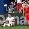 Xherdan Shaqiri (r) von der Schweiz guckt zu Robert Lewandowski auf dem Boden (Polen). Polen steht zum ersten Mal im EM-Viertelfinale.