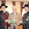 Mertingens Bürgermeister und Schirmherr Albert Lohner (Mitte) nimmt von Schützenmeister Hubert Käser (rechts) und Festausschussvorsitzendem Günter Thomas die Festschrift zum 100-Jährigen des Vereins entgegen.  