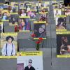 Fotos von Männern und Frauen, die bei den jüngsten Protesten im Iran gegen das islamistische Regime getötet wurden, sind auf dem Place de la Republique in Paris ausgelegt.  
