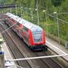 Ein Regionalzug der Deutschen Bahn fährt durch einen Bahnhof.